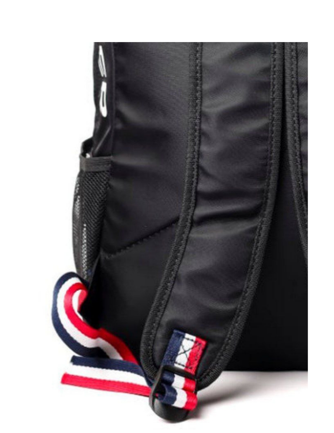 شنطة ظهر ماركة TOMMY HILFIGER مصنوعه من قماش أكسفورد 2 سوستة رئيسية وسوستة فرعية و2جيب جانبين الشنطة مبطنة من الداخل وسوستة معدن للمتانة.