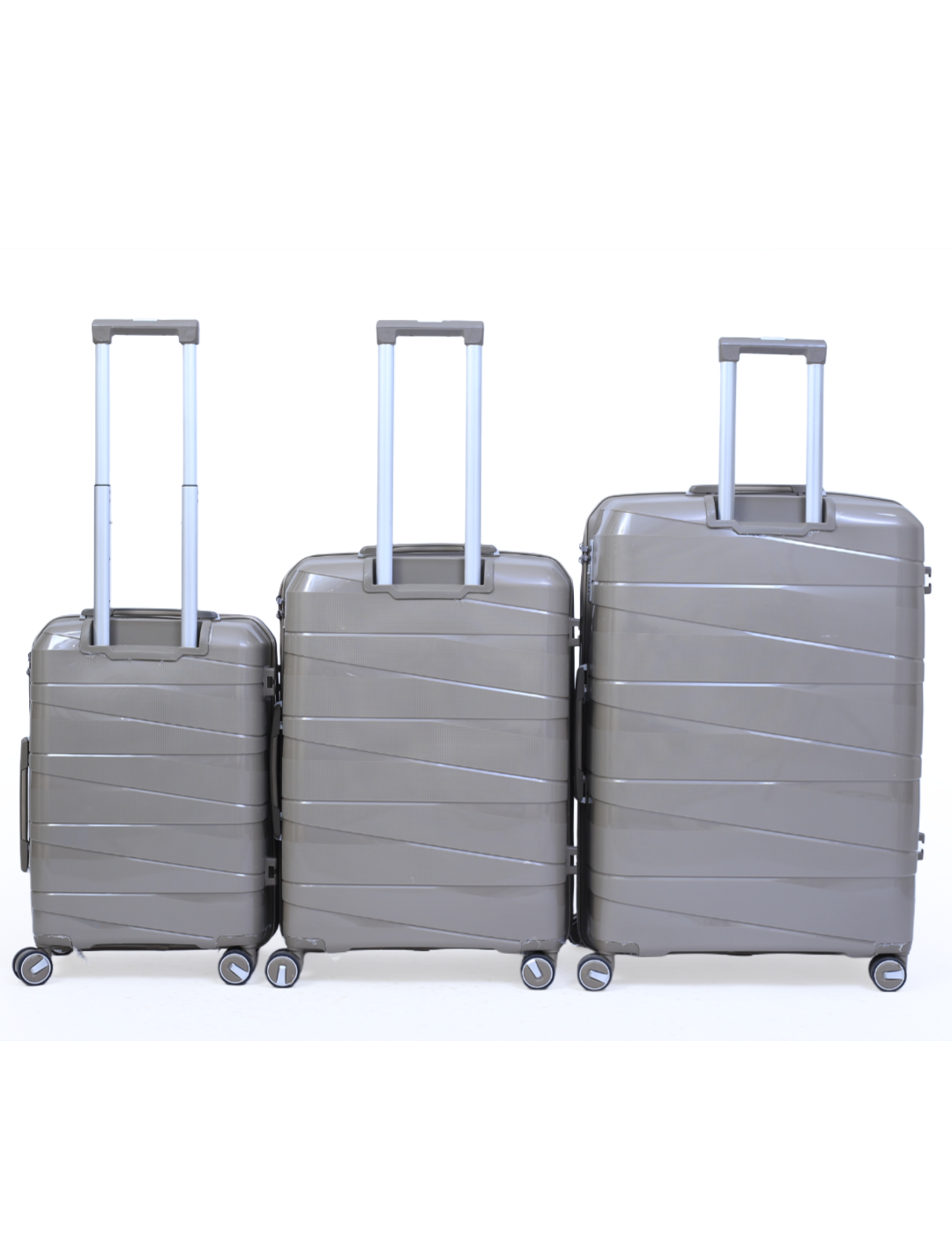 طقم شنط ضد الكسر ماركة ميلانو مصنوع من مادة (Polycarbonate) مكون من ثلاث مقاسات٢٢.٢٦.٣٠