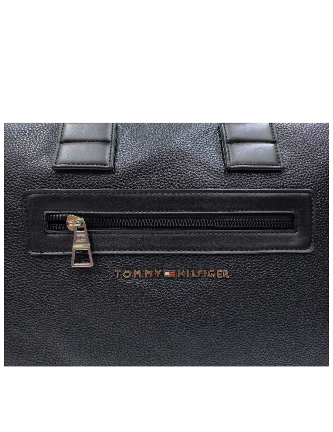 شنطة الاب توب ماركة tommy مصنوعه من الجلد مع سوستة رئيسية كبيرة مقسمة من الداخل بمكان مخصص للاب توب مدعم ببابلز و2 سوست فرعية ويد علوية مبطنه مع دراع قابل للتعديل